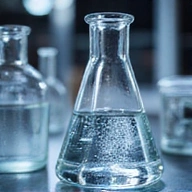Fiala di laboratorio con liquido limpido, simbolo di qualità